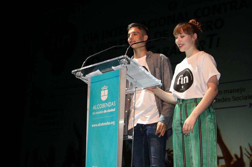 Jornada con los Institutos de Educación Secundaria Contra la Violencia de Género - Primer plano del discurso de dos estudiantes desde el atril.