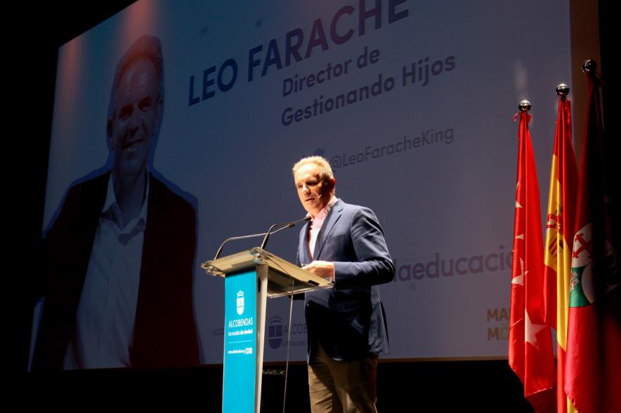 Jornada 5 Escenarios al Futuro de la Educación - Imagen del discurso de Leo Farache, delante de una diapositiva con su nombre.