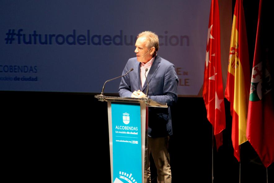 Jornada 5 Escenarios al Futuro de la Educación  - Imagen del discurso de uno de los participantes.