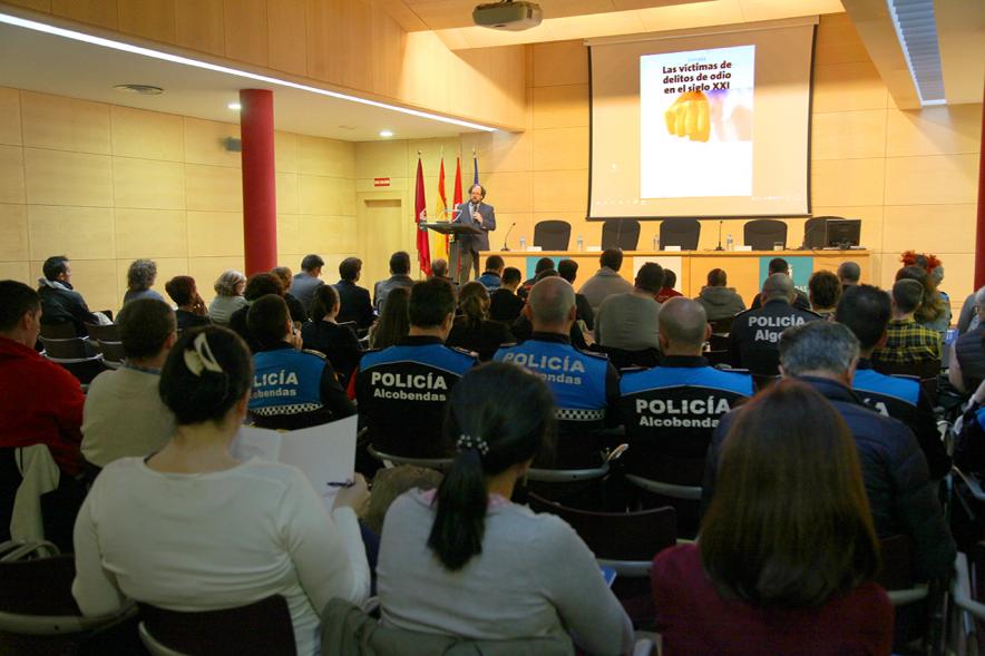 Jornada Las Víctimas de Delitos de Odio en el Siglo XXI - Imagen lejana de un momento del discurso del concejal de Seguridad, Protección Civil y Movilidad Luis Miguel Torres.