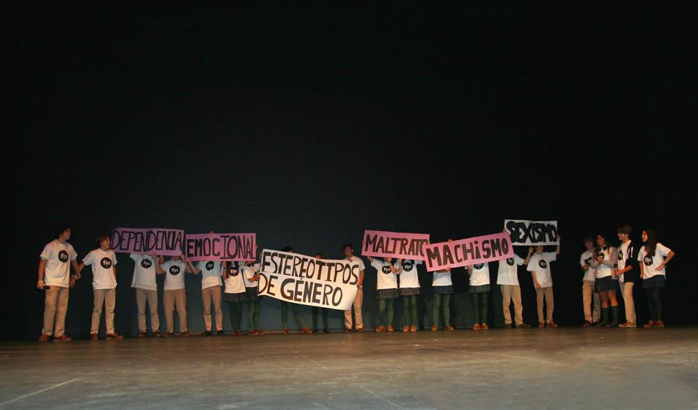 Jornada con los Institutos de Educación Secundaria Contra la Violencia de Género - Imagen de un numeroso grupo de estudiantes llevando los carteles reivindicativos. 