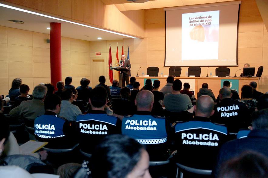 Jornada Las Víctimas de Delitos de Odio en el Siglo XXI - Imagen lejana de una persona dirigiéndose al público.