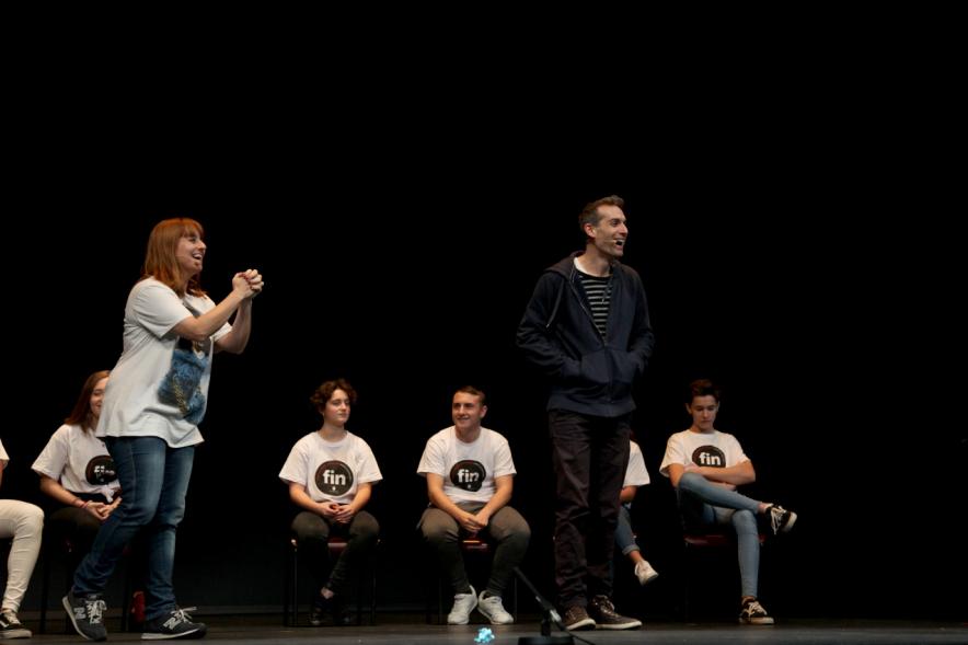 Jornada con los Institutos de Educación Secundaria Contra la Violencia de Género -  Imagen del escenario con la representación de una episodio entre una pareja.    