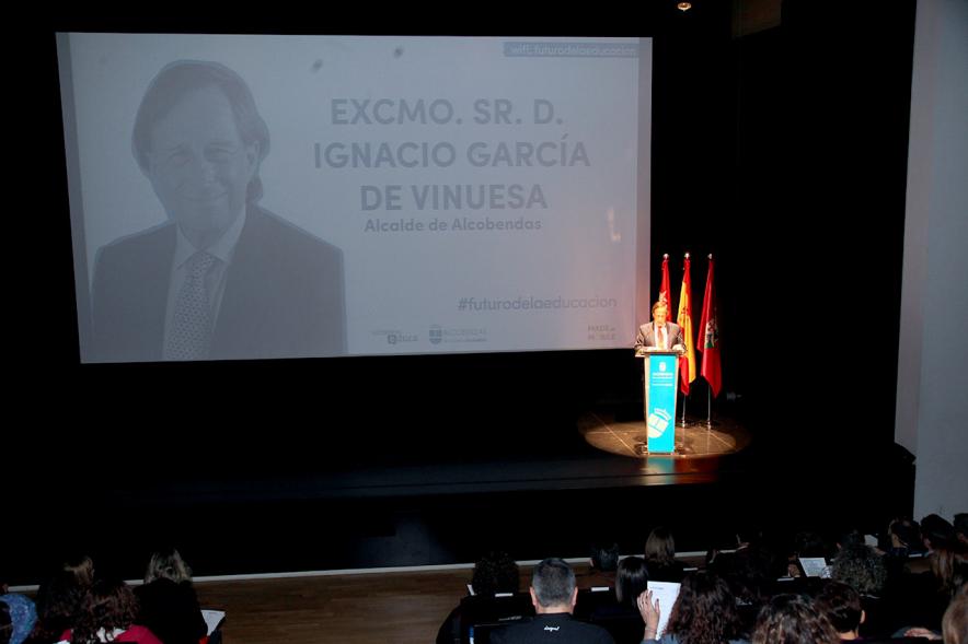 Jornada 5 Escenarios al Futuro de la Educación - Discurso del alcalde García de Vinuesa, detrás una diapositiva con su nombre y su cargo.