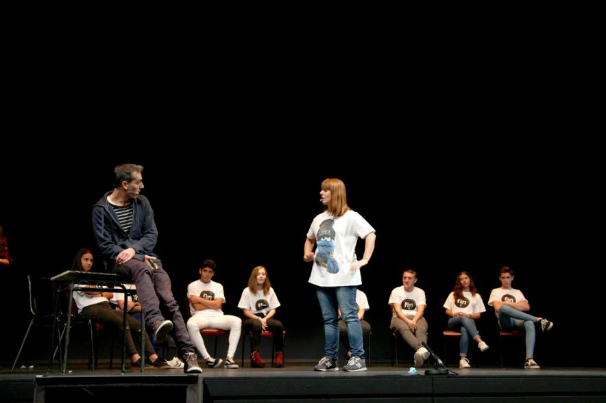Jornada con los Institutos de Educación Secundaria Contra la Violencia de Género - Imagen del escenario con la representación de una episodio entre una pareja.    