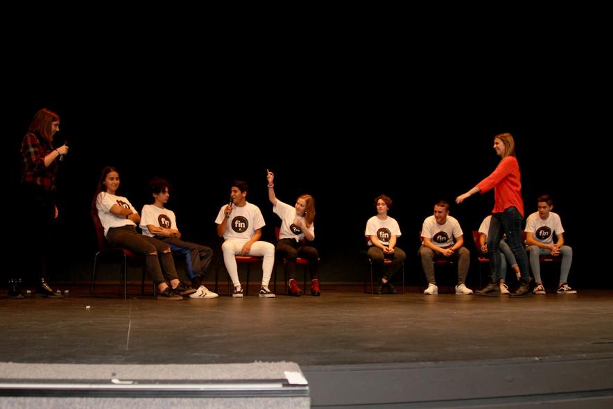 Jornada con los Institutos de Educación Secundaria Contra la Violencia de Género - Imagen del escenario con la representación de una episodio entre una pareja.   