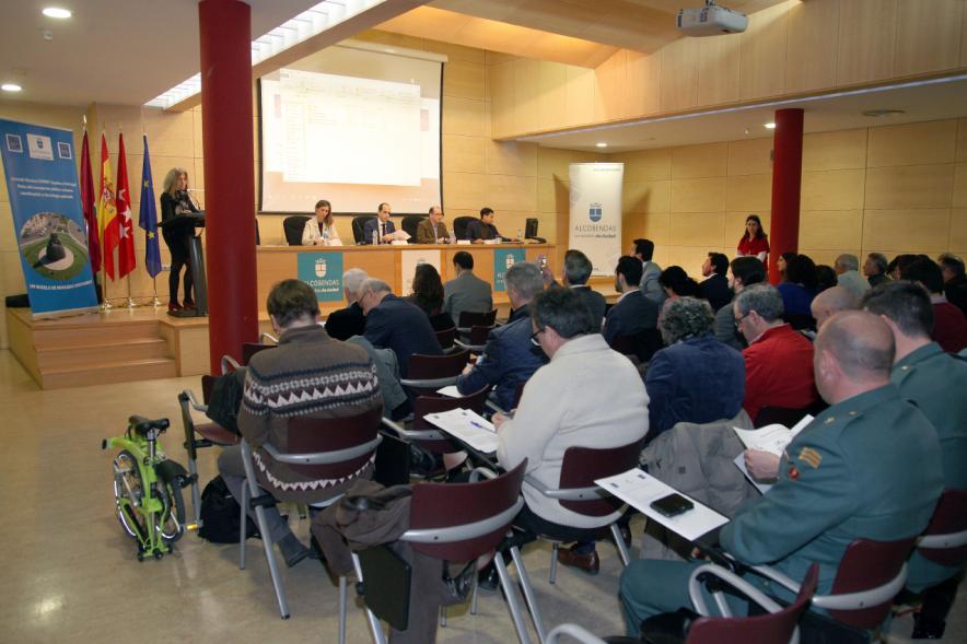Jornada sobre Transporte Público - Imagen trasera de los asistentes a la jornada.
