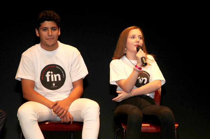 Jornada con los Institutos de Educación Secundaria Contra la Violencia de Género - Imagen de dos estudiantes debatiendo.