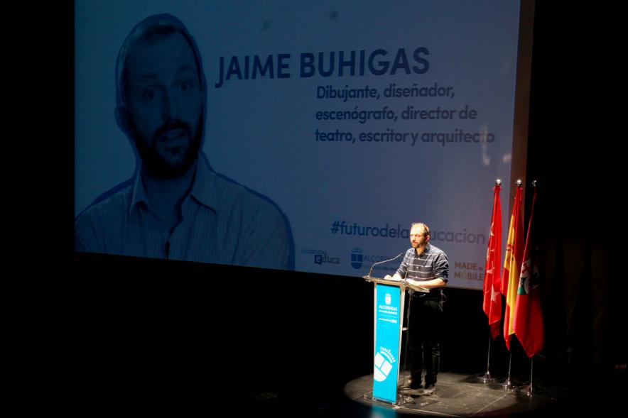Jornada 5 Escenarios al Futuro de la Educación - iscurso  de Javier Buhigas, en  el escenario una diapositiva con su nombre y cargo.