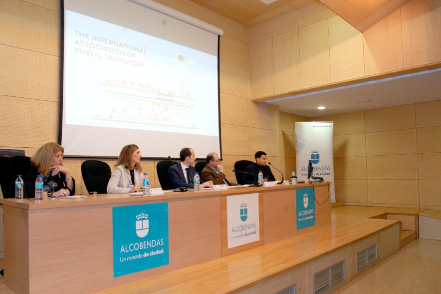 Jornada sobre Transporte Público - Plano lateral de la mesa de las autoridades  y  los cuerpos de seguridad.