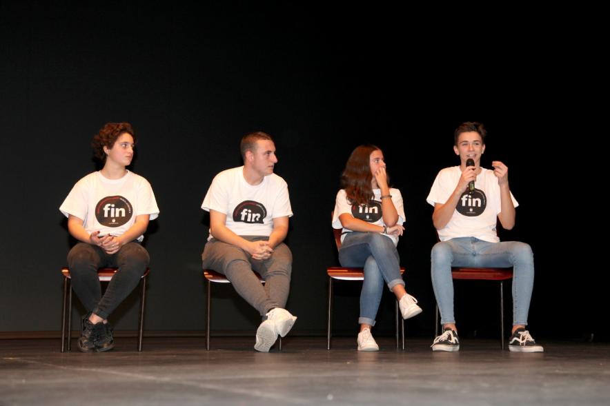 Jornada con los Institutos de Educación Secundaria Contra la Violencia de Género - Imagen del escenario con varios estudiantes en pleno debate.