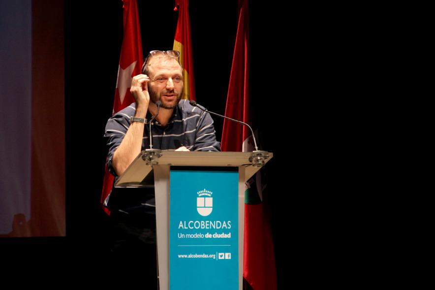 Jornada 5 Escenarios al Futuro de la Educación - Discurso  de Javier Buhigas, escenificando poses.