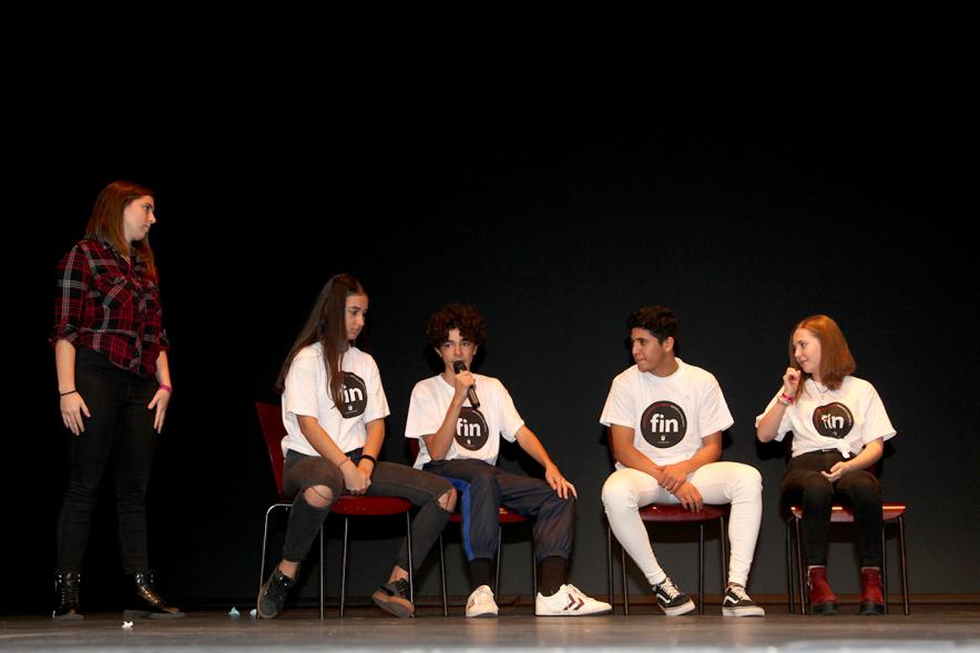 Jornada con los Institutos de Educación Secundaria Contra la Violencia de Género - Imagen de varios estudiantes en pleno debate.