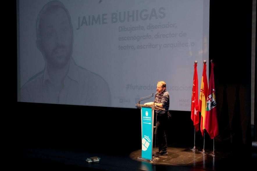 Jornada 5 Escenarios al Futuro de la Educación - Discurso  de Javier Buhigas, delante de  una diapositiva con su  nombre y  su cargo.