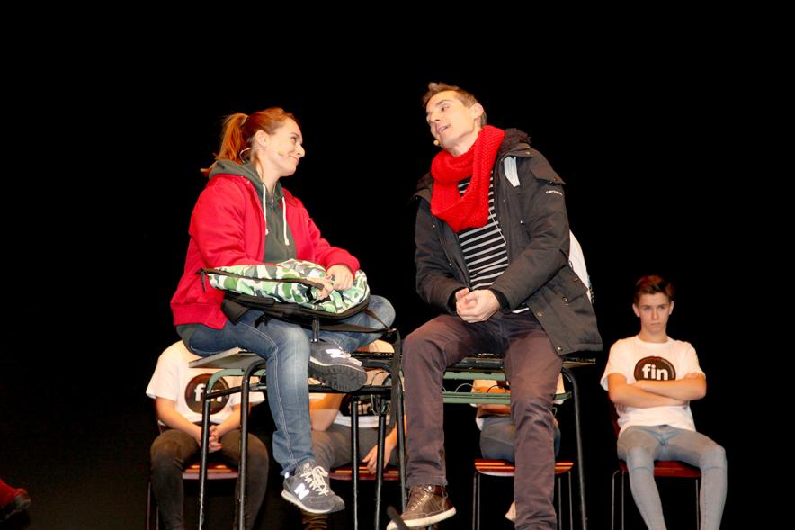 Jornada con los Institutos de Educación Secundaria Contra la Violencia de Género -   Imagen del escenario con la representación de una episodio entre una pareja.   
