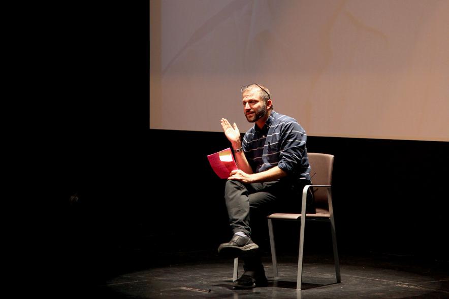 Jornada 5 Escenarios al Futuro de la Educación -  Imagen de Javier Buhigas, sentado, dando una charla.