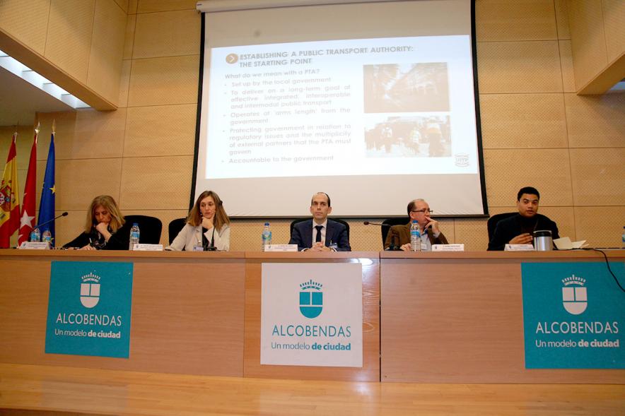Jornada sobre Transporte Público - Primer plano de la mesa de ponentes. 