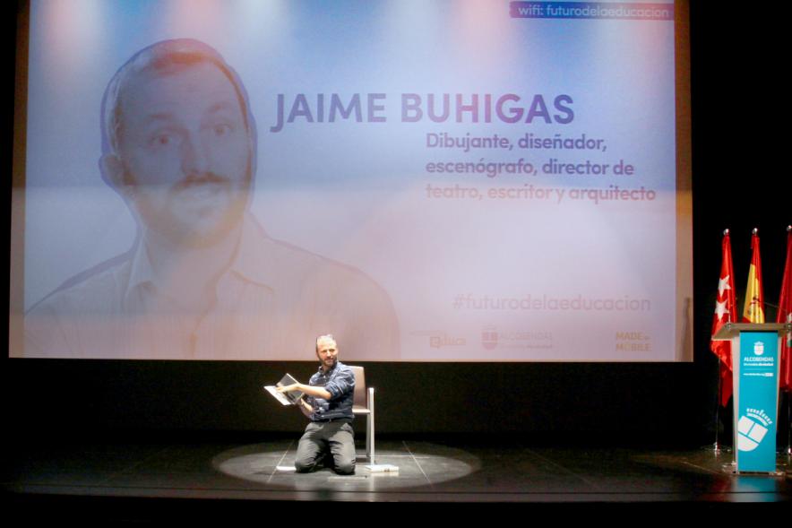 Jornada 5 Escenarios al Futuro de la Educación -  Imagen de Javier Buhigas,  de rodillas, escenificando  un discurso.