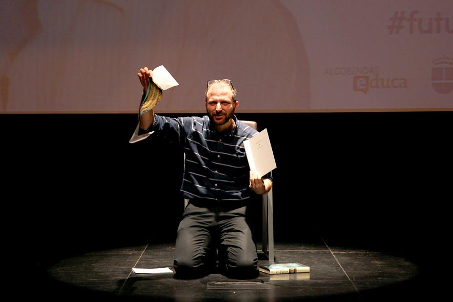 Jornada 5 Escenarios al Futuro de la Educación - Imagen de Javier Buhigas,  de rodillas, escenificando  un discurso.