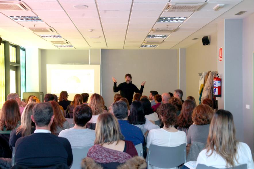 Jornada 5 Escenarios al Futuro de la Educación - Primer plano de un ponente frente al público de la jornada en una mediateca.  