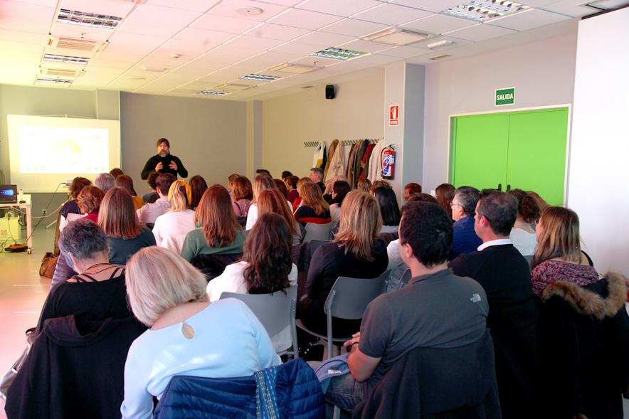 Jornada 5 Escenarios al Futuro de la Educación - Imagen de los asistentes a las charlas en una mediateca.