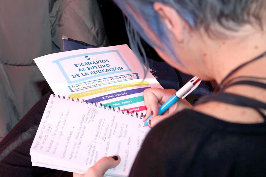 Jornada 5 Escenarios al Futuro de la Educación -  Primer plano del folleto de la jornada.