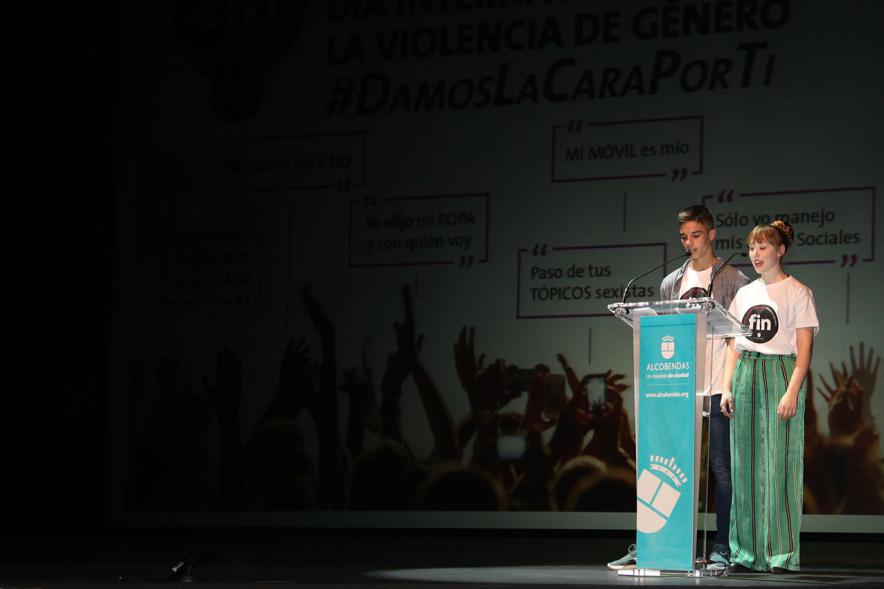 Jornada con los Institutos de Educación Secundaria Contra la Violencia de Género -  Primer plano del discurso de dos estudiantes desde el atril.