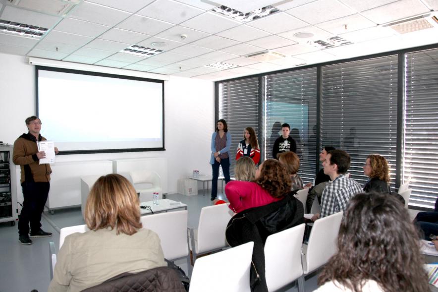 Jornada 5 Escenarios al Futuro de la Educación - Imagen de un conferenciante  con los jóvenes de público.