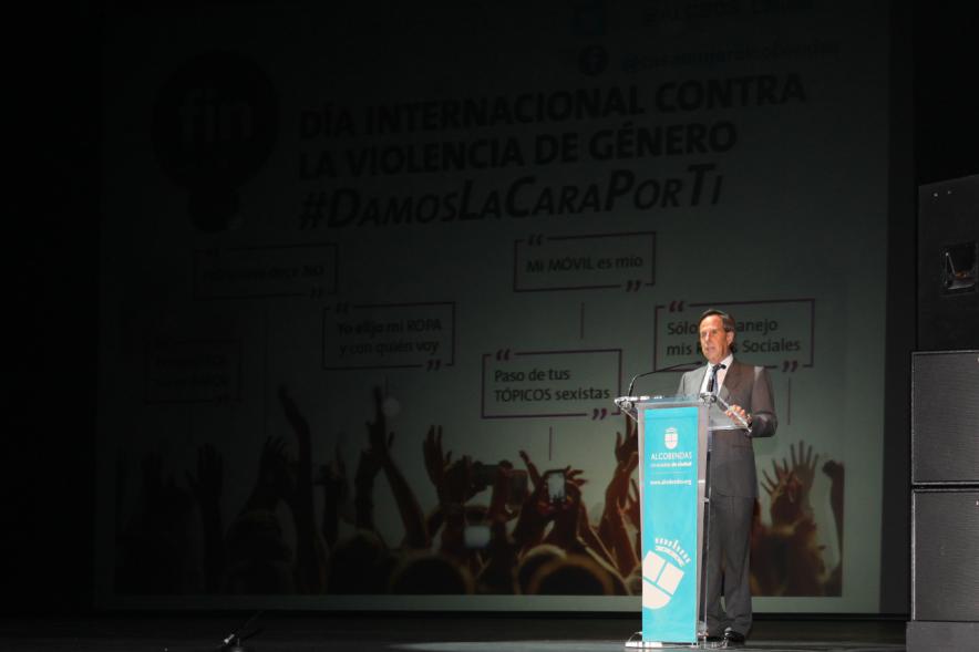Jornada con los Institutos de Educación Secundaria Contra la Violencia de Género -  Primer plano del alcalde García de Vinuesa hablando.