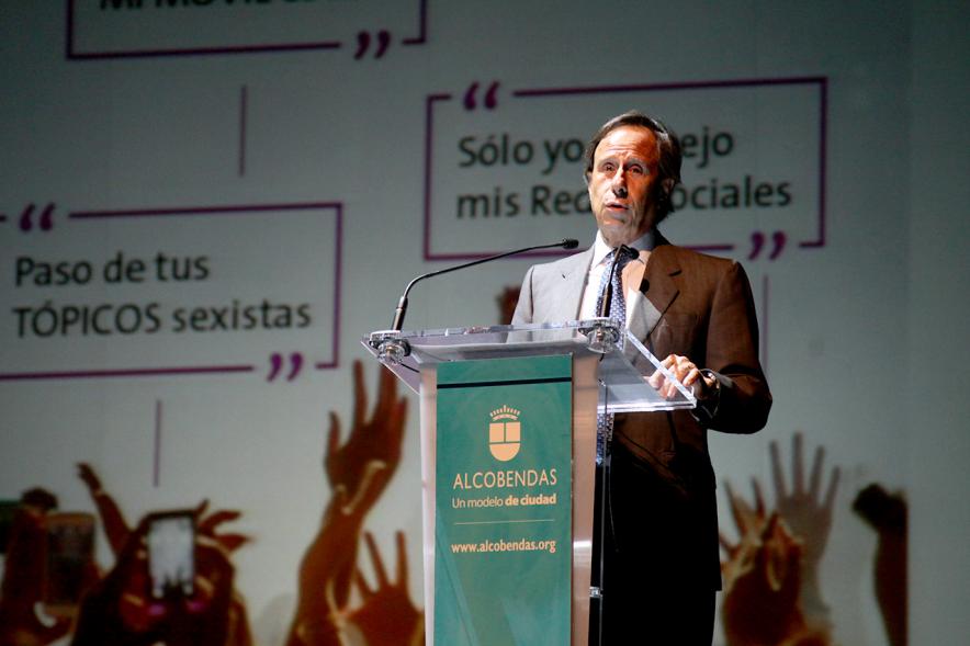 Jornada con los Institutos de Educación Secundaria Contra la Violencia de Género - Primer plano del alcalde García de Vinuesa hablando.