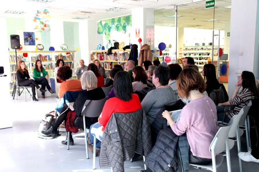 Jornada 5 Escenarios al Futuro de la Educación - Imagen de los asistentes a las charlas en una mediateca.