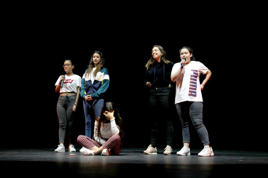 Jornada con los Institutos de Educación Secundaria Contra la Violencia de Género -  Imagen de un  grupo de estudiantes dando un mensaje.