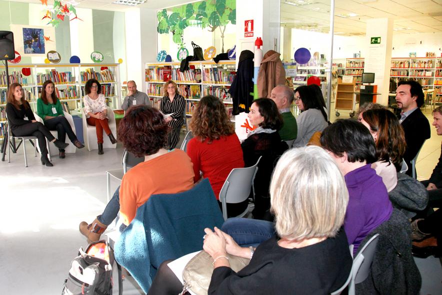 Jornada 5 Escenarios al Futuro de la Educación - Imagen de los asistentes a las charlas en una mediateca.