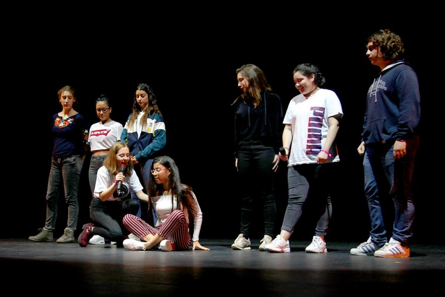Jornada con los Institutos de Educación Secundaria Contra la Violencia de Género - Imagen de un  grupo de estudiantes dando un mensaje.