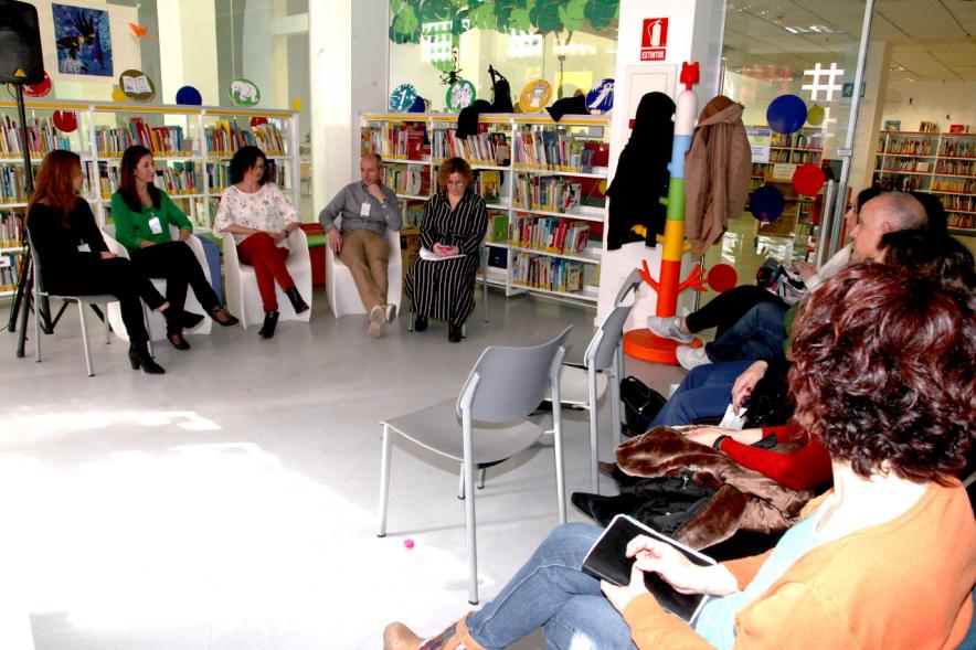 Jornada 5 Escenarios al Futuro de la Educación - Imagen central de los ponentes en circulo en la jornada en la mediateca.