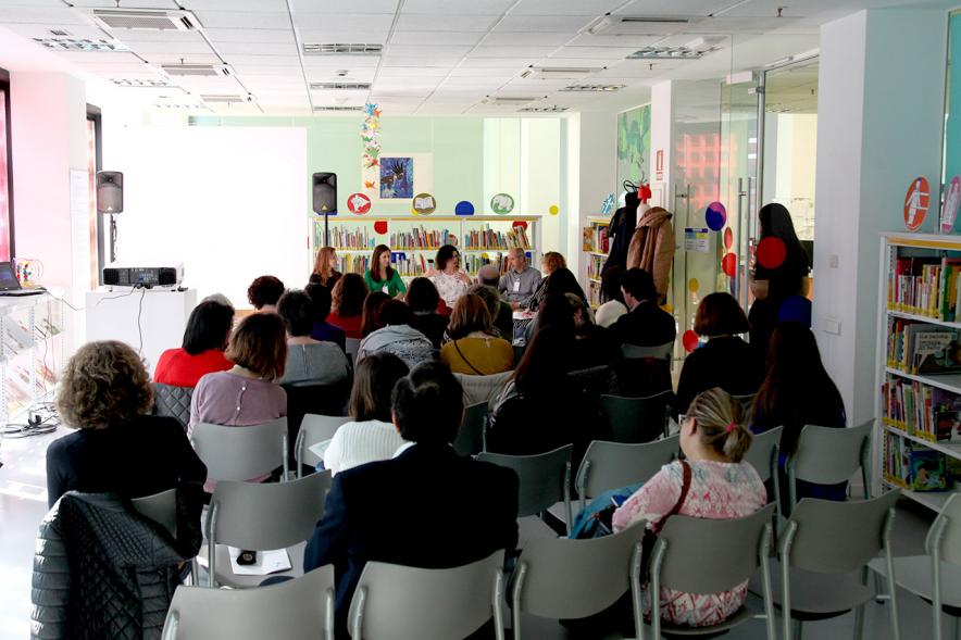 Jornada 5 Escenarios al Futuro de la Educación - Imagen trasera del concejal Fernando Martínez, en la charla de  la mediateca.