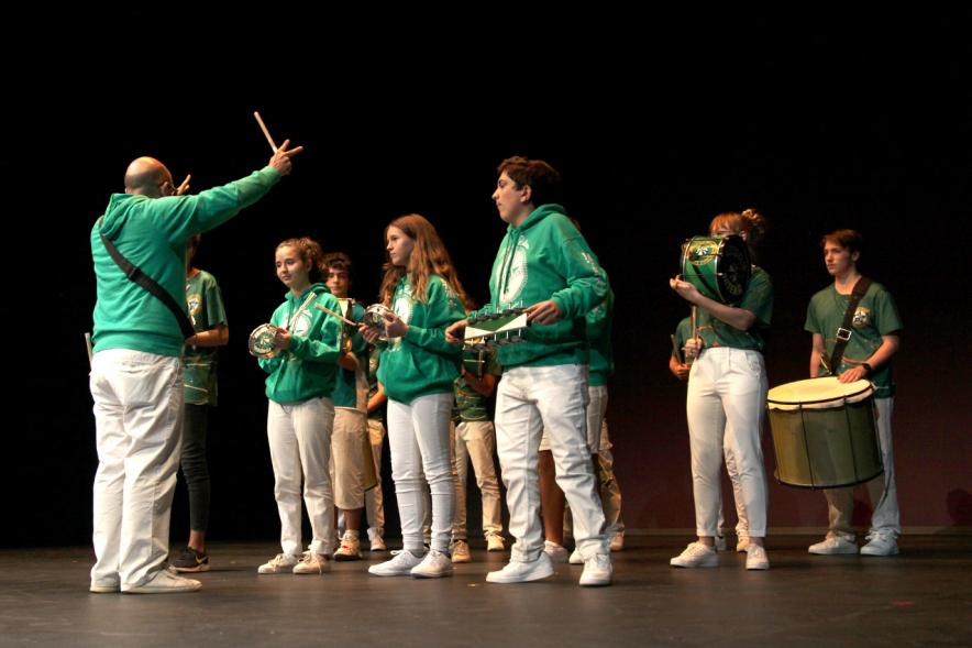 Jornada con los Institutos de Educación Secundaria Contra la Violencia de Género - Imagen de dos ponentes sobre  el escenario a media luz. 