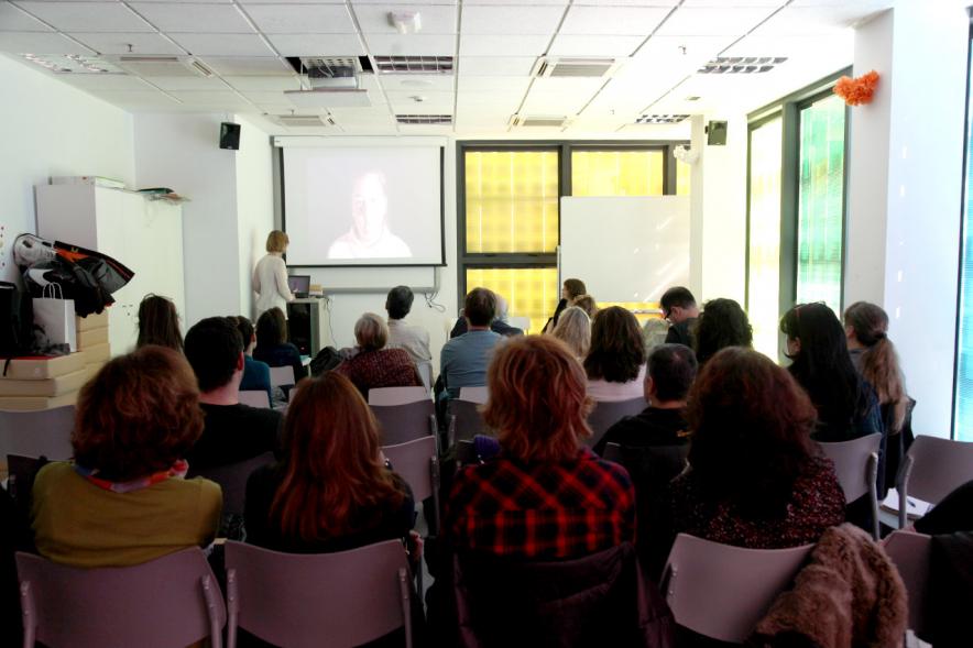 Jornada 5 Escenarios al Futuro de la Educación - Imagen de los asistentes a las charlas en una mediateca.