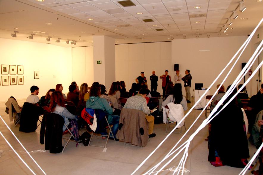 Jornada 5 Escenarios al Futuro de la Educación - Imagen de los asistentes a las charlas en una mediateca.