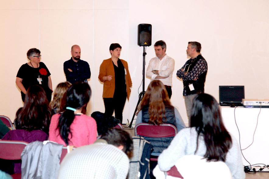 Jornada 5 Escenarios al Futuro de la Educación - Imagen de unas charlas con los jóvenes de público.