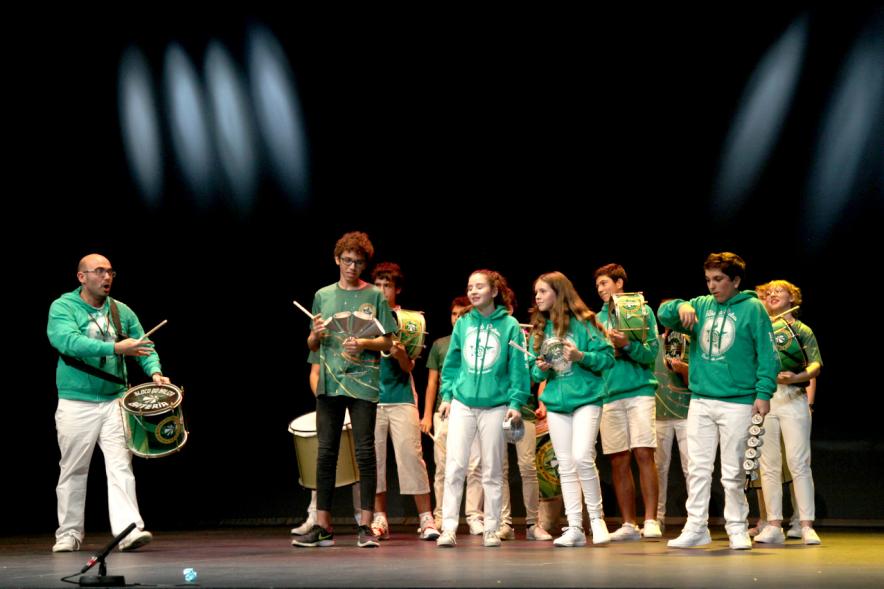 Jornada con los Institutos de Educación Secundaria Contra la Violencia de Género -  Imagen de un grupo musical estudiantil con su director animando al público.