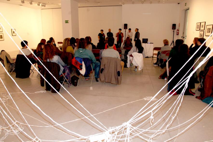 Jornada 5 Escenarios al Futuro de la Educación - Imagen de los asistentes a las charlas en una mediateca.