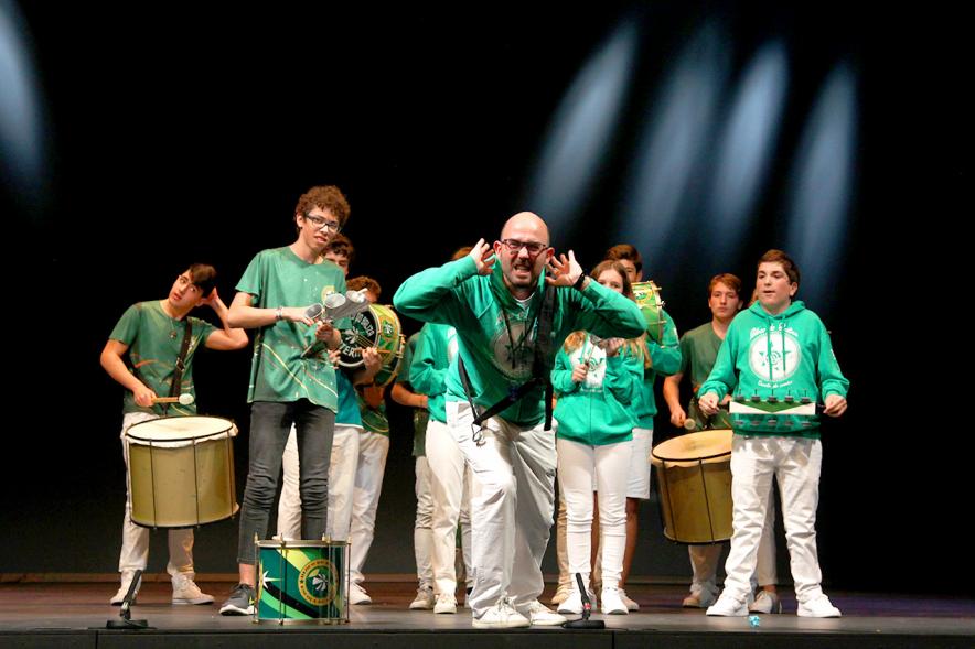Jornada con los Institutos de Educación Secundaria Contra la Violencia de Género -  Imagen de un grupo musical estudiantil. con su director animando al público.