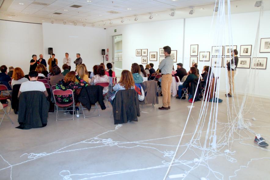 Jornada 5 Escenarios al Futuro de la Educación -Imagen de los asistentes a las charlas en una mediateca.
