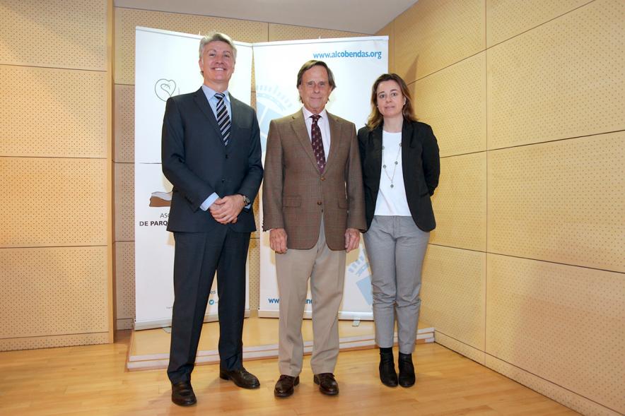 III Jornadas de Accesibilidad Universal a Parques y Jardines Públicos - Imagen del alcalde García de Vinuesa y dos participantes en las jornadas.