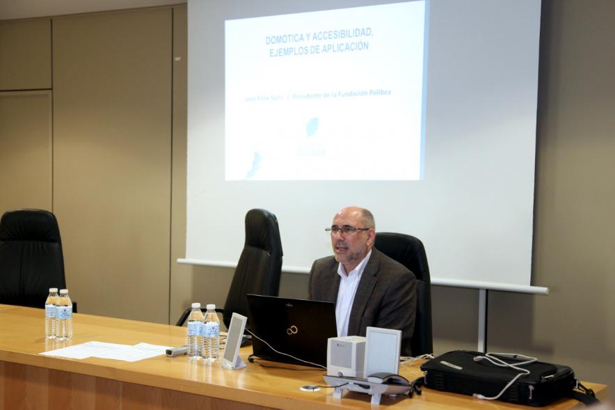 Inauguración Jornadas de Accesibilidad al Medio Físico - Imagen una persona dirigiéndose al público asistente. 