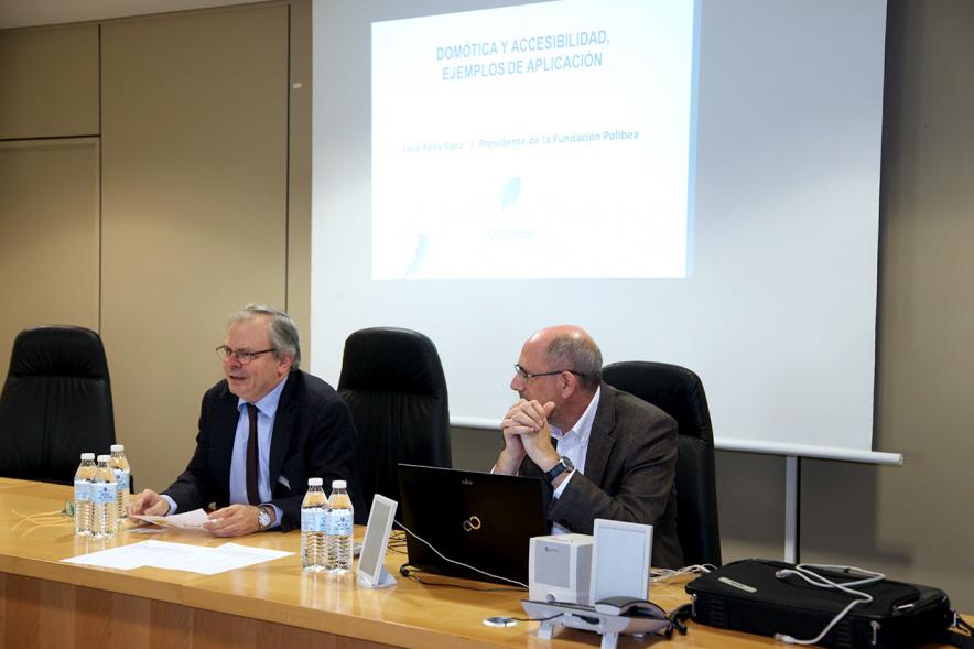 Inauguración Jornadas de Accesibilidad al Medio Físico - Imagen una persona dirigiéndose al público asistente. 