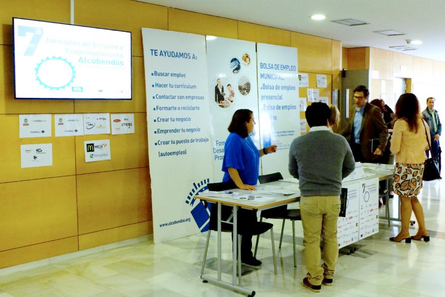 Jordanas de Empleo 2018 - Imagen de la mesa informativa con los participantes.