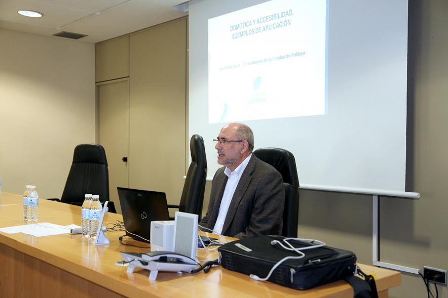 Inauguración Jornadas de Accesibilidad al Medio Físico - Imagen una persona dirigiéndose al público asistente. 