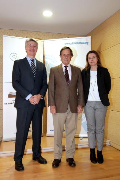III Jornadas de Accesibilidad Universal a Parques y Jardines Públicos -  Imagen del alcalde García de Vinuesa y dos participantes en las jornadas.